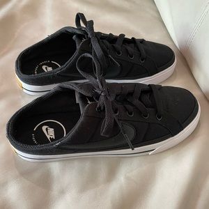 Nike Court Legacy Mule in Woman’s Size 7.5 in color Black